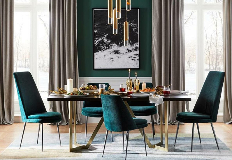 chiếc ghế màu xanh và diện tường treo tranh lãng mang