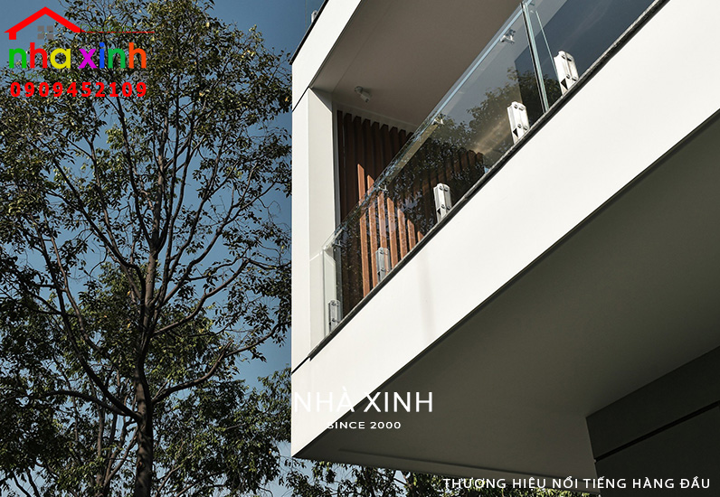 Hành lang biệt thự với thiết kế lan can kính đầy ấn tượng