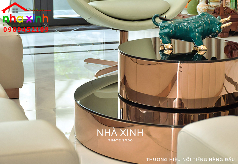 Không gian phòng khách được tạo điểm nhấn với bộ bàn trà đầy ấn tượng