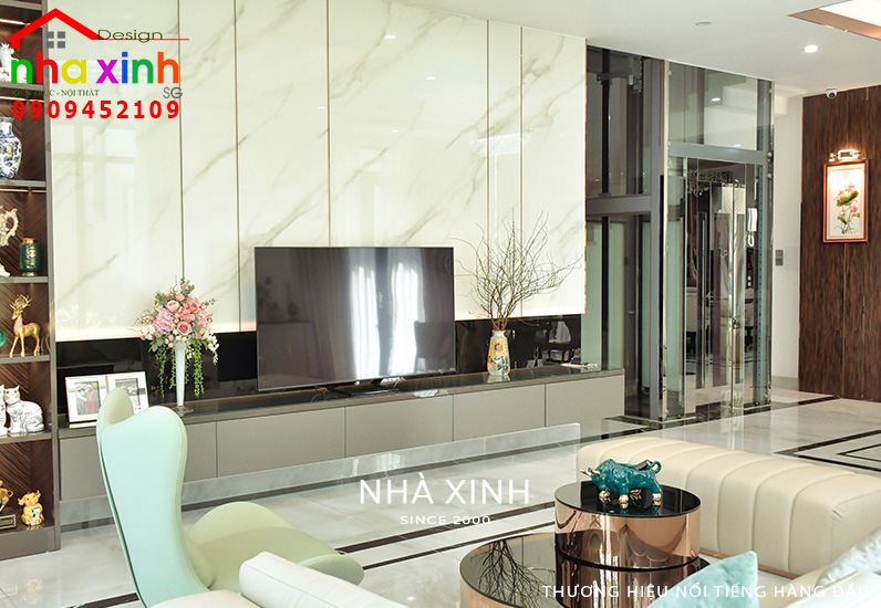 Phòng khách được tạo điểm nhấn nổi bật với phần đá ốp vân mây sang trọng