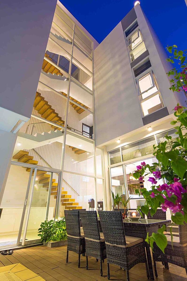 Mẫu biệt thự hiện đại có hồ bơi 3 tầng sang trọng