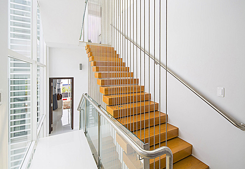 Cầu thang được thiết kế khá ấn tượng với gam màu gỗ