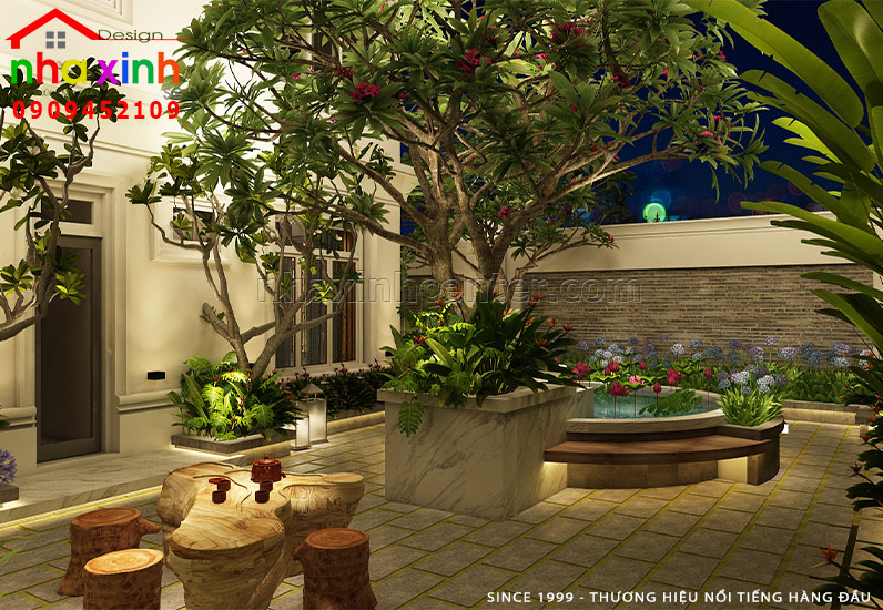 Sân vườn được bày trí với bộ bàn ghế gỗ tạo không gian thư giãn cho gia đình