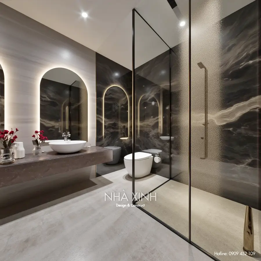 Hành lang nội thất với hệ thống ánh sáng nghệ thuật và tranh treo tường cổ điển.