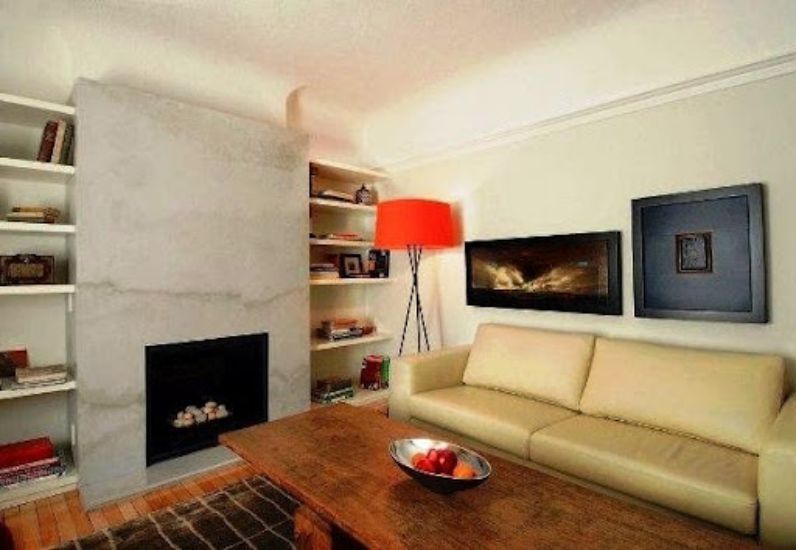 Phòng khách Châu Âu với trần nhà thấp