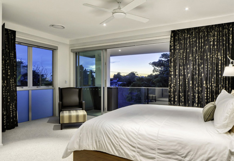 Thiết kế phòng ngủ với khung cửa kính lớn giúp lấy sáng hiệu quả tạo không gian thông thoáng