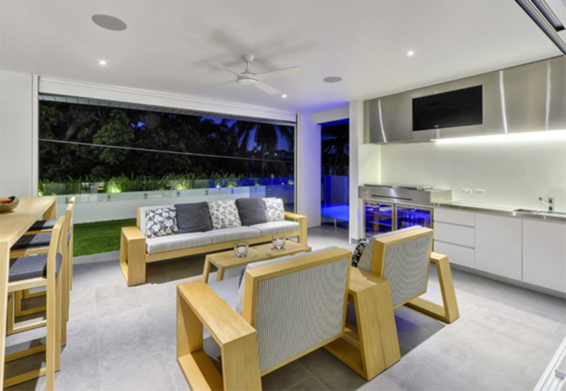 Khu vực phòng sinh hoạt chung được thiết kế nổi bật với bộ ghế gỗ