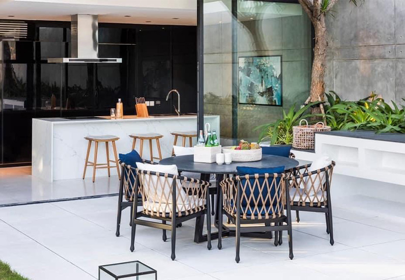 Khu vực bếp được thiết kế mang hơi hướng mở hài hòa với thiên nhiên