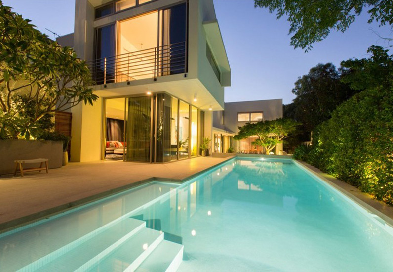 Thiết kế biệt thự kết hợp hồ bơi xanh mát