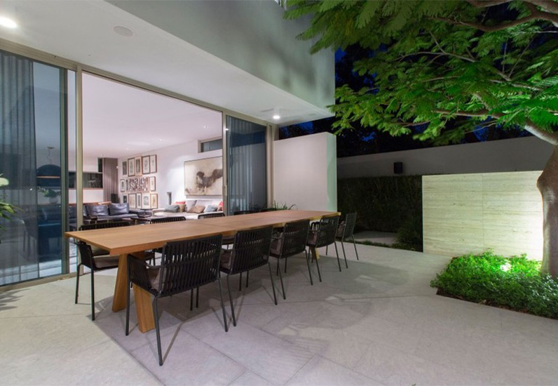 Nội thất phòng khách được thiết kế mang hơi hướng mở