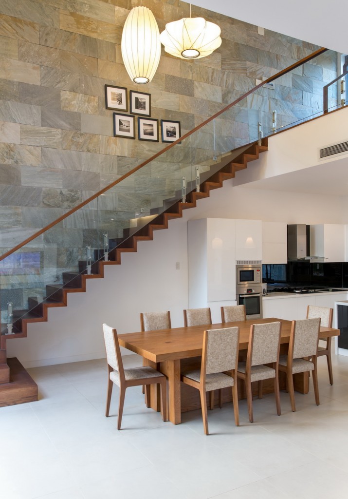 Không gian bàn ăn được thiết kế kết hợp phòng bếp tiện nghi