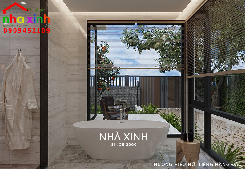 Phòng tắm hướng sân vườn rộng rãi, thoáng mát