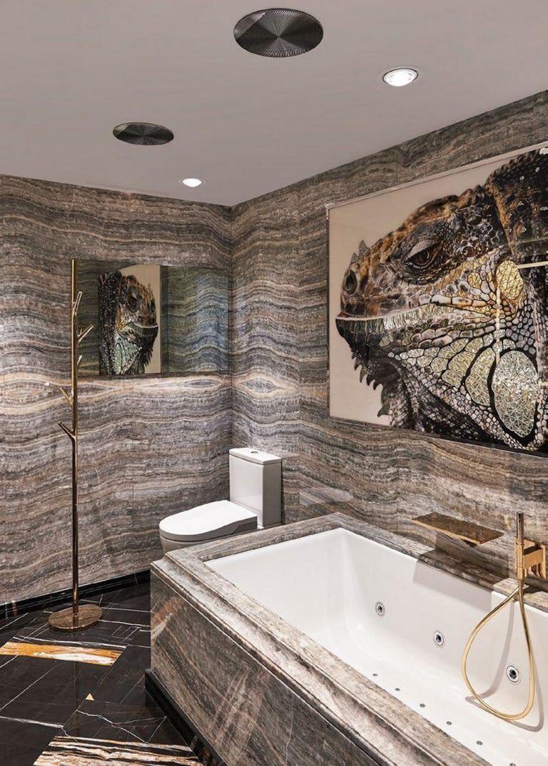 Phòng vệ sinh được thiết kế khéo léo với phần vân đá ốp sang trọng